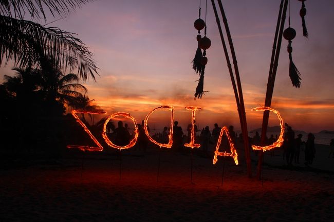 ☆２/１４（金)　１８：３5　　　　<br /><br />Fire Show of Zodiac Sea Sun Resort , Sunrise Beach @ Koh Lipe Thai<br /><br />夕日鑑賞の帰り道Zodiac Sea Sun Resortでは<br />今夕もファイアーショーをしていました。<br />でもこのZODIACロゴのファイアーショーはこの日が最後でした。<br />その後は主にファイアーナイフショーを見せていました。