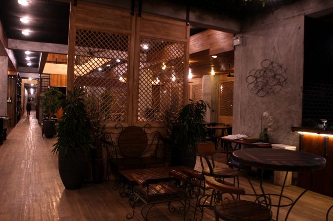 ☆２/１４（金)　２０：００<br /><br />The Chic Lipe , Chawlay Street @ Koh Lipe Thai<br /><br />夜は昼間Mountain Resortのレストランで偶然隣り合わせ<br />会話をしたMさん(lumiereさん）と赤巴士さんの<br />３人で正真正銘最後のプチオフ会兼用の送別会です。<br />２０時にChawlay Street 角の７－１１前で待ち合わせ。<br />話の流れで宿泊先を尋ねたら近くの『The Chic Lipe』とのこと。<br />２０１８年に新規オープンしたドミトリーをメインにした<br />斬新なドミトリーです。<br />外からはもちろん見たことはありますが<br />さすがに中には入ったことが無いので<br />１階の共用スペースだけ見せてもらうことにしました。<br /><br /><br />