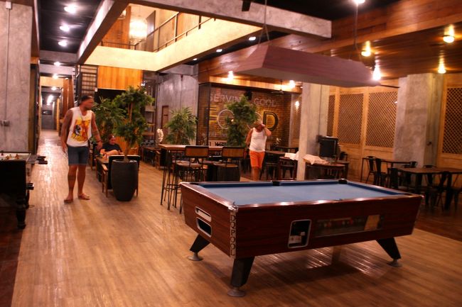 ☆２/１４（金)　２０：００<br /><br />The Chic Lipe , Chawlay Street @ Koh Lipe Thai<br /><br />ライブラリーやプールバーまであってとてもドミトリーとは思えない高級感。<br />料金もたしかに一般的なドミトリーよりは少し高めの設定ですが<br />新築だし設備も整っているのでやたら高いってほどでもないと思います。<br /><br />１０人部屋ドミトリー　１人１９＄～（≒２０５０円）<br />６人部屋ドミトリー　　１人３３＄～（≒３５６０円）<br />個室（ダブル）　　　　１部屋８３＄～（≒８９６０円）　<br /><br />