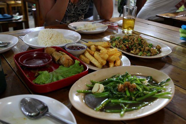 ２/１４（金）　20:３0<br /><br />Last Mini offline meeting @ Koh Lipe Thai<br /><br />The Chic Lipe見学後は<br />赤巴士さんお勧めのレストランで正真正銘最後のミニオフ会＆送別会です。<br />昨日のKuniさんといい、赤巴士さん＆Mさんといい<br />みな南の海島が大好き、盛り上がらないはずがありません。<br />普段日本では殆ど飲まなくなった私ですが<br />昨日から今日の夜にかけて既に日本で飲む１年分のビールを飲んじゃいました。<br />流石に初日はお酒が未明まで残り頭痛もしましたが<br />そこは昔取った杵柄であっと言う間に馴染んできました(^^ゞ。<br />こんなに飲み呆けて日本に帰ったら再び呑兵衛になってしまうのでは？と<br />お思いかもしれませんが、帰国すれば厳寒の福島なので<br />とてもビールを飲む気分じゃないのでまた来年まで<br />飲み呆けることは無いでしょう。<br />（UPした今日は３/１１ですが飲んでいませんよ）<br /><br />赤巴士さん＆Mさん、明日出発という慌ただしい夜に<br />楽しいミニオフ会＆送別会にお付き合いいただきありがとうございました。<br />ほんととても楽しく充実濃厚な昨夜からの2日間でした。<br />コップン・マーク・カップ！<br />またいつかリペ島で再会できたら素敵ですね。<br /><br /><br />これで★極楽タイ・最後の楽園リペ島・２０２０・Part ３はお終いです。<br />いつも最後までご覧下さりありがとうございます。<br />そして『いいね』もありがとうございます。<br /><br /><br />ではまた。　　j-ryu<br /><br />