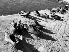 そしてドナウ川沿いには靴のモニュメント。
ここで多くのユダヤ人が殺されたのかと思うと心が痛みました。
ここは何となくモノクロで。