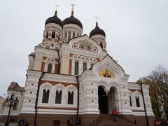 次はアレクサンドル・ネフスキー聖堂へ。
残念ながら内部は写真撮影禁止でした。