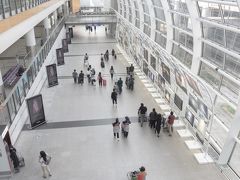 地下鉄駅から降りるとすぐある香港空港内の通路。
前回もここの写真を撮ったが、結構好きなアングルです。