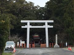 ２時間ほど車を走らせて到着したのは、神栖市にある「息栖（いきす）神社」。
茨城県南部と千葉県にまたがる地域に「東国三社」と呼ばれる三つの神社があります。「鹿島神宮」「香取神宮」「息栖神社」の三つを指し、現在でも東国三社参りが行われています。
これまで、「鹿島神宮」と「香取神宮」には参拝したことがありますが、「息栖神社」は初めてです。

この鳥居を潜ると社殿がありますが、回れ右して反対側を真っ直ぐ進みます。