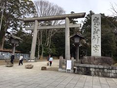 息栖神社参拝を終えて、20分ほど車を車を走らせてやって来たのが「鹿島神宮」です。
こちらが大鳥居です。