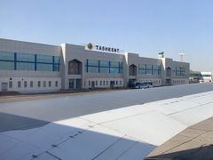 タシュケント国際空港に到着。すごくいい天気なのに空が透き通ってないのが不思議だった。スモッグ？砂？