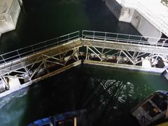 エスナの水門。エドフとルクソールの中間にある高低差8mの閘門(こうもん)。
船が閘室（前後を仕切った空間）に入ると、船尾のゲートが閉まる。