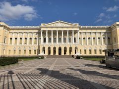 救世主教会から公園を通ってロシア美術館へ行こうとしたら、なかなか正門にたどり着けない！目の前に見えているのに大回りをして（15分くらいさまよって）やっとロシア美術館に到着！
ここのライオン像が見たかったのです。
なぜって？

聖地巡礼です(笑)