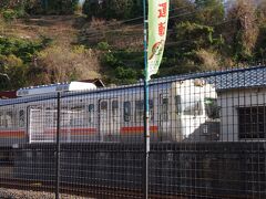 伊予鉄道高浜線の梅津寺（ばいしんじ）駅に高浜行きの
電車が入って来ました。
元京王電鉄井の頭線用の通勤形電車3000系です。
1996年（平成8年）から2011年12月にかけて全車廃車され、
地方で走っています。