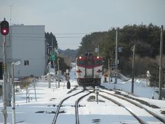 青森県に入って最初の駅、階上（はしかみ）で下り普通列車と行き違い。