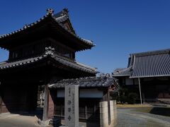 若力旅館の西側に掛かる公園橋を渡ると、柳川藩士で、江戸初期の儒学者安東省菴の墓があった。
三忠苑と呼ばれるその墓は、浄華寺と言う寺の一角にある。
柳川は、城下町らしく、寺の多い街でもある。
