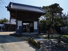 そのすぐ南側にあった真勝寺へと向かう。
その寺は、関ケ原の戦い後、筑後33万石の大名となった田中吉政の菩提寺として創建されたものだそうだ。
本堂の下には、その墓があるそうだ。