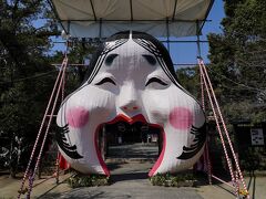 その先には、日吉神社が鎮座していた。
入口には、大きなお多福の面が置かれている。
福岡県では、節分の時期になると、神社に大きなお多福面が置かれるらしい。
笑顔を潜ると、ご利益があるようだ。