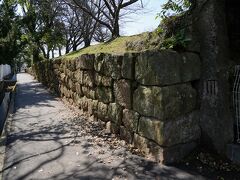 柳川の総鎮守である日吉神社に参拝した後、掘割を渡り返し、中学校と高校のの間にある細い道を歩いて行く。
すると、中学校側に石垣が見えてきた。
これが、柳川城本丸の痕跡らしい。
中学校の校内には、本丸の痕跡が微かに残っていた。