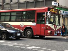 　復刻版の電車カラーの西鉄バス。そうそう。この色のチンチン電車が、うん十年前の子供の頃、この道を走っていました。懐かしい。