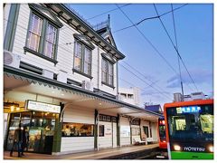 路面電車と道後温泉駅