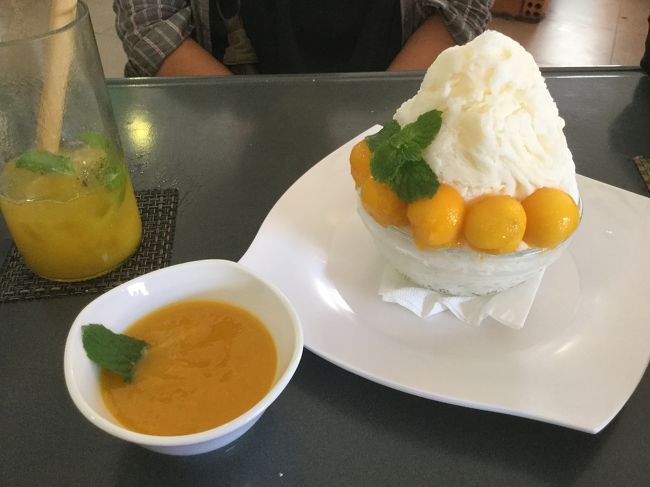 マンゴのミルク掛けかき氷（正式名称わかりません。見たまま）です。マンゴのシロップ？もついています。氷がフワフワして美味しかったです。