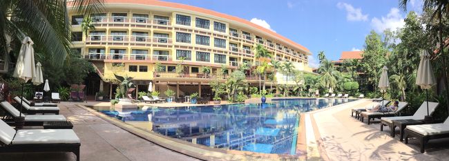 タバコを吸う為に、プールサイドに入りびたりです。かなりの海好きだった私ですが、この年になると、水遊びがだんだん苦手になってきています。ましてプールは、さらにです。温泉プールは、別かな？<br />夕食が待ち遠しいです。