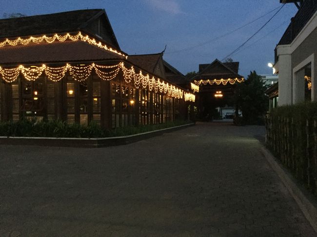 18：00頃、「クーレンⅡ」に行きます。２～3件隣なので、すぐ着きます。<br />記憶定かではないですが、早すぎて、お客のいない店の中をプラプラしたような気がします。たぶん18：30頃ビュッフェが始まったと思います。この店は、早く行っても、する事がないので、指定時間以降に行った方が、無駄がないように思います。