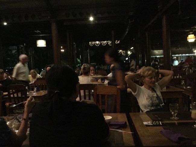 席は、センターの中央後ろ？に案内されます。舞台からは、チョットだけ遠いですが、満足のいく位置です。