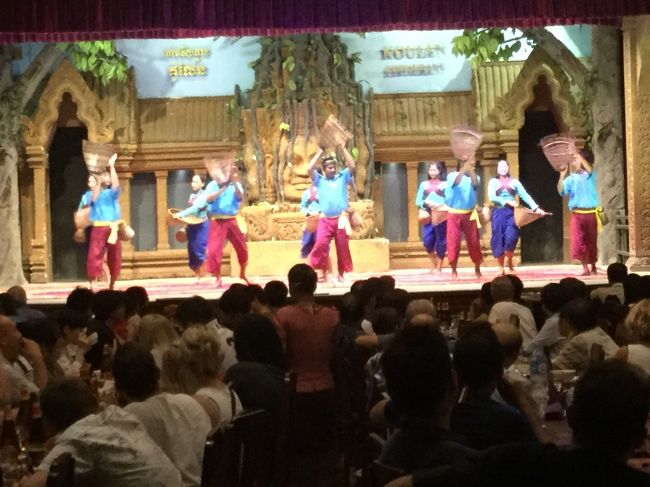 <br />意味わかりませんが、いろんなダンスショーがありました。