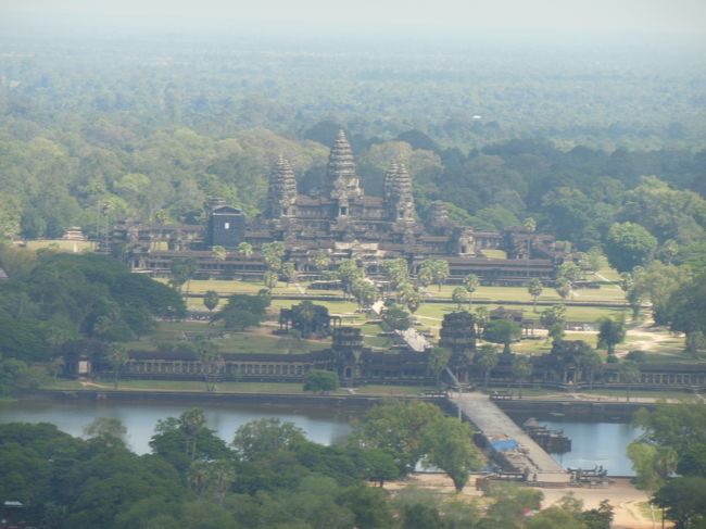 明日は、アンコールワット近辺の遺跡を巡ります。