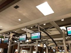 いつものように最終日はついつい写真を撮ることを忘れてしまう。
って言うより、帰るのが寂しくて写真を撮ろうという気持ちになれない。
AM８：３０にホテルにお迎えの車が。
あっという間にダニエル Kイノウエ空港。
さっきまでマスクをしてる人なんて全く居なかったのに
空港に着いた途端、周りはみんなマスクしててビックリ。