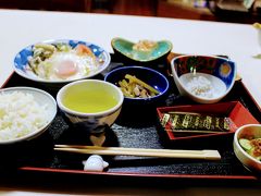 朝食は特にかわったものはなかったけど、
おかみさんが急いで準備してくれたものが並んでいます。
美味しく頂きました。

この時、おかみさんから朝食の準備が遅くなってご迷惑をお掛けしたので
灯台まで車で送りますよという申し出がありました。
歩くのは趣味だからと一旦はお断りしたのですが、お言葉に甘えることにしました。