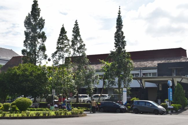 ジョクジャカルタ最後の朝、ホテルの前で。