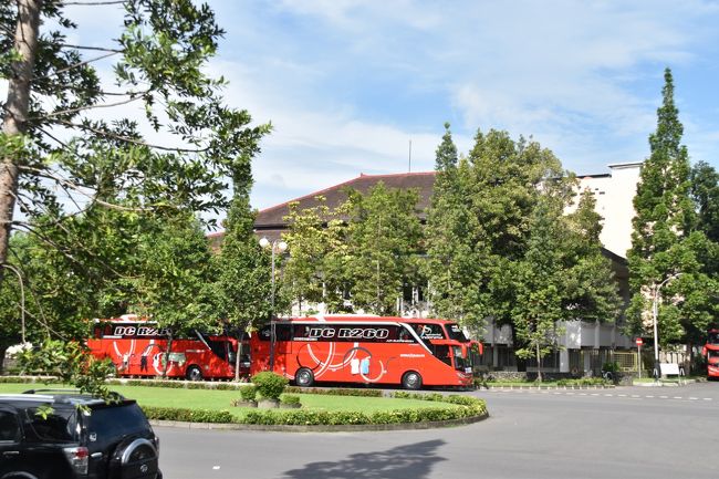 ホテルの前で。