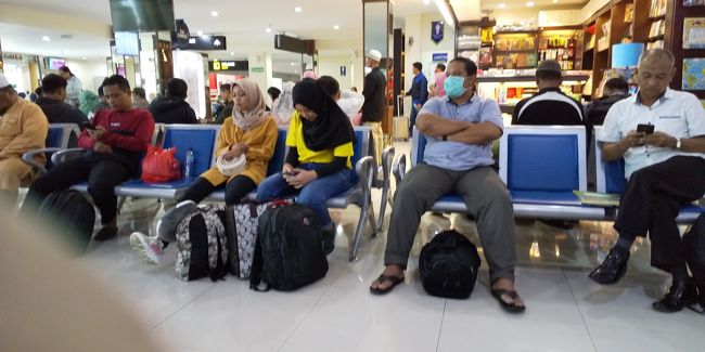 ジョクジャカルタ空港待合室、マスク姿が多い。