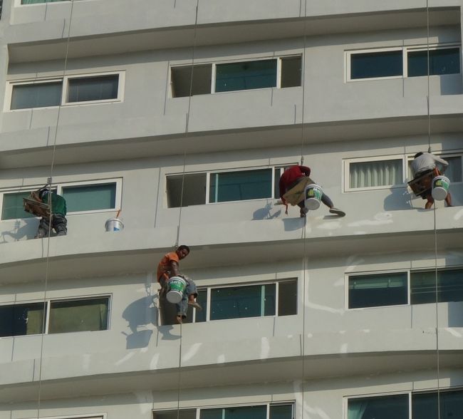 セメントの干割れの補強で命綱一つで作業しています．．．たとえ落下（死亡）しても保証は少ないでしょう．．．1万円～30万円か？