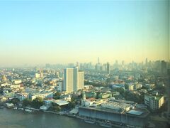 Millennium Hilton Bangkok（ミレニアム ヒルトン）

12月11日（水）　　07:20

気持ちよく目覚めて窓から外を眺めると

