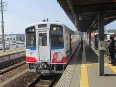 ２０１４年４月２０日。三陸鉄道北リアス線久慈駅。
不通区間だった途中の田野畑ー小本（現岩泉小本）間が２週間前に復興したばかり北リアス線。
やっと久慈から宮古まで鉄路でつながりました。