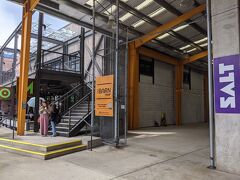 お参りを済ませた後はカカアコに向かいます。
タイミング良くすぐ来たトロリーに乗れました。
話題のSALT
中は見ていません
通り抜けただけ^^;
どこもいつもより人が少ないような…