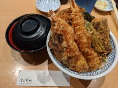 夕飯にしましょう。
ワイキキ横丁の金子半之助に。
ここ、関西人の私は存じ上げなかったのですが、東京ではいつも行列の有名なお店ということで、今回の旅行で食べようと決めていたのでした。
私は天丼に味噌汁をつけて