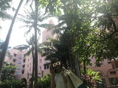 女子旅なら、絶対かわいいピンクのロイヤルハワイアンHへ
のんびりとショップを覗いたり、お茶したり・・・外せない場所です。
ホテルのピンク色と芝や草木のグリーンのコントラストが素敵。