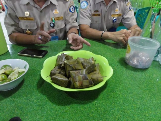 マロスでの夕食、バナナの葉を編んで米を包んで蒸したもの、皮をはいでご飯をほぐしてスープに混ぜて食べる。