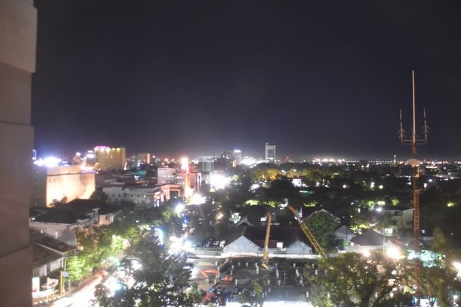 ホテルの窓からのマロスの夜景