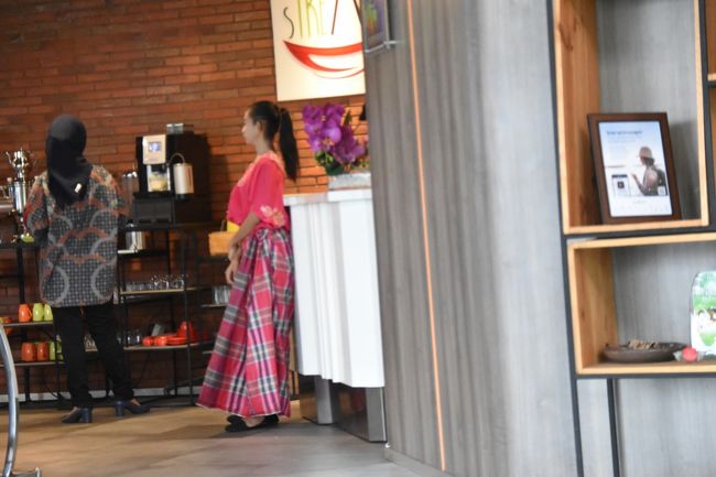 ホテルで朝食。受付に郷土衣装の女性が立っている。