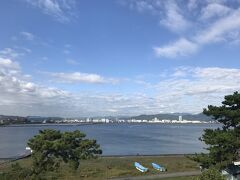 福田家の朝。福田家は三保半島の内浜側にあり、清水の街が見えます。