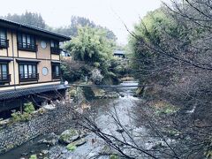 青の洞門からバスで熊本県に入り黒川温泉郷に来ました。まだ小雨が降っています。晴れ男やのに今日の天気には負けたな。温泉郷の中程に有るお土産屋さんを兼ねられたカウンターバーでビールとごぼうの天婦羅を注文しました。こちらも外国の客が激減したと嘆いていました。向かいの店の陶器屋さんでコーヒードリップセットを購入しました。草木染めの様に色々な草木の灰で色付けされているようです。