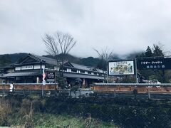 黒川温泉郷からまたバスで今度は湯布院です。湯布岳は小雨で靄っていて頂上が見えませんでした。途中からは晴れてきましたがやっぱり頂上は煙ったままでした。