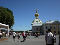 13：55　ピョートル大帝 夏の宮殿に到着　　左側はチケット売り場