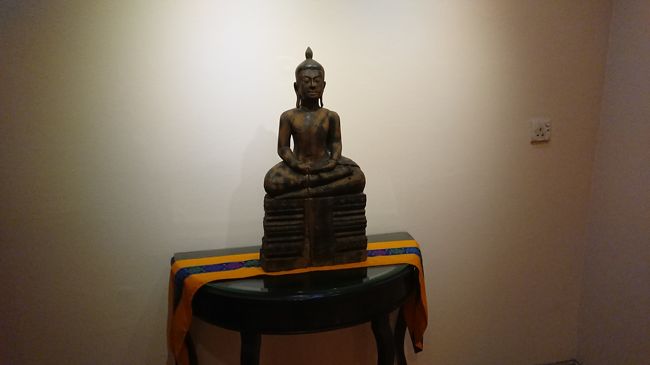 レストラン入り口の近くに<br />仏像が展示されていました。