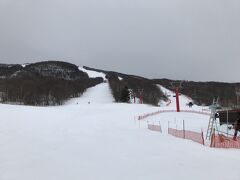 2日目は雪質が素晴らしいと聞いていた名寄ピヤシリスキー場に遠征しようかと思っていたのですが、コロナの影響で営業停止に（20日から再開した模様）。残念