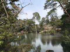 兼六園の瓢池。
右手寄りに岩島がみえます。