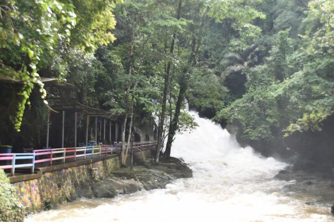 雨が降ったせいか水量が多い、水は茶色になり激しく流れ落ちている。