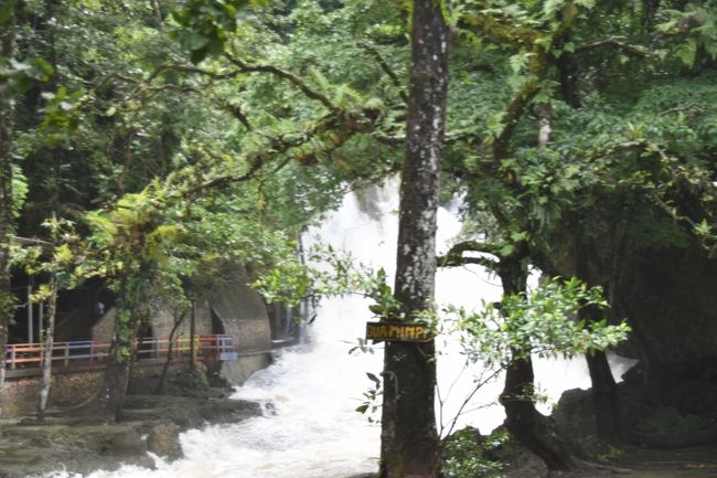 20年前は滝の前でゆっくり写真を撮ったような気がするが、今回は水の飛沫が飛んできて、滝のそばにあまりちかづけない。