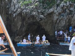 観光トップシーズンの７月、洞窟に入口前は大混雑で、結局波間に揺られながら２時間半ほど待ちました。降り注ぐ日差しは強く海上で風が吹くので喉が渇きました。